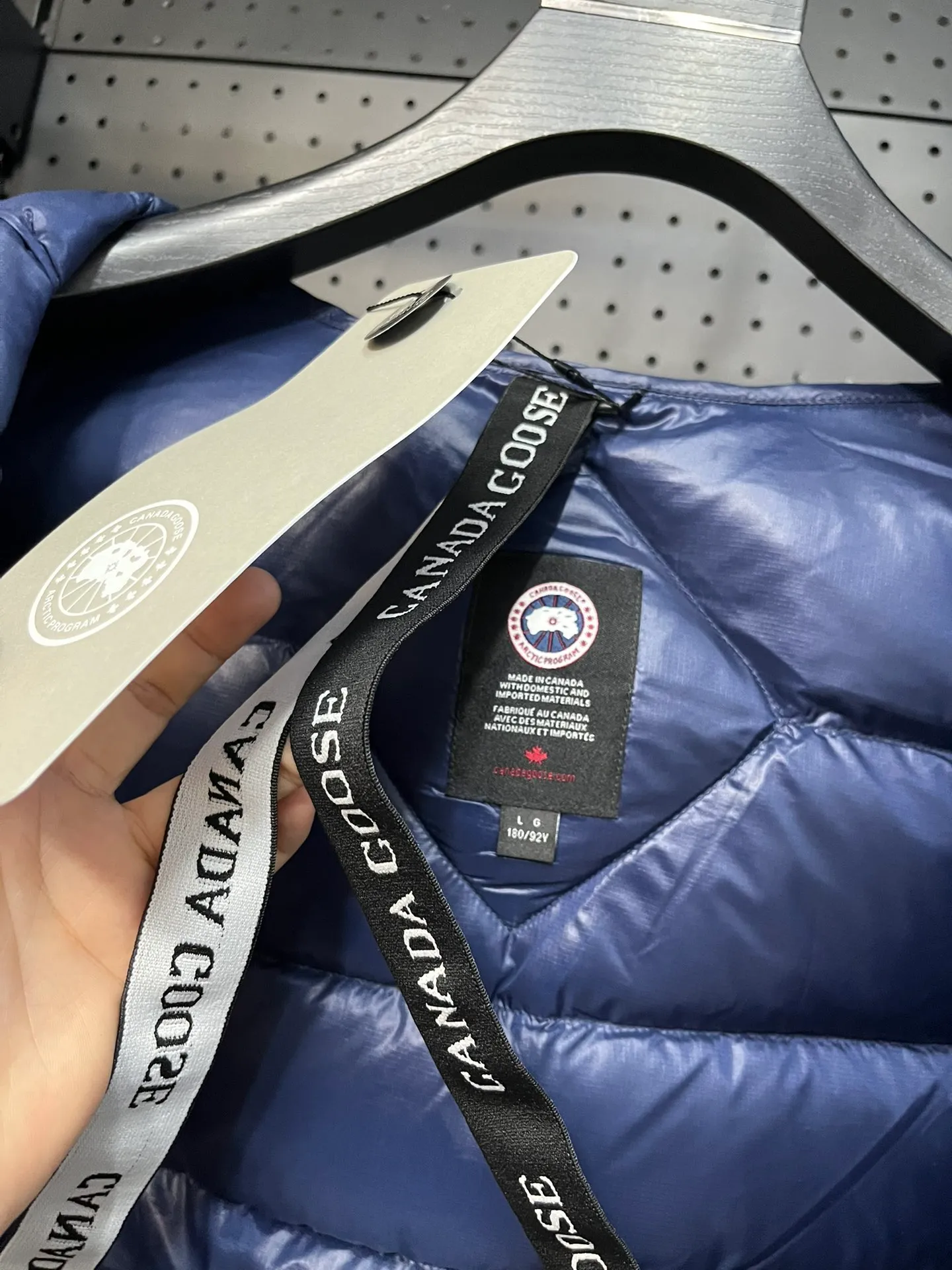 P940 Top 🔥purchase version 𝘾𝘼𝙉𝘼𝘿𝘼 𝙂𝙊𝙊𝙎𝙀/Canada Goose 2227 thin and light style. It’s super lightweight and doesn’t feel any weight on your upper body at all! Show more temperament‼  Canada Goose, a Canadian brand, has always been recognized as the warmest down jacket. Various Instagram celebrities, Internet celebrities, and celebrities often wear it for street photos. I make Canada Goose every year, but I still can’t get rid of my love for the goose. No matter how cold the winter is, there is no need to be afraid. Canada Goose is the legendary warmest down jacket and is known as a must-have for Arctic outdoor sports! The most popular down jacket in the world, celebrities are rushing to buy it, it is a must-have! Size: S-2XL Color: silver gray (red label) silver gray (black label), black (red label), black (black label), dark blue